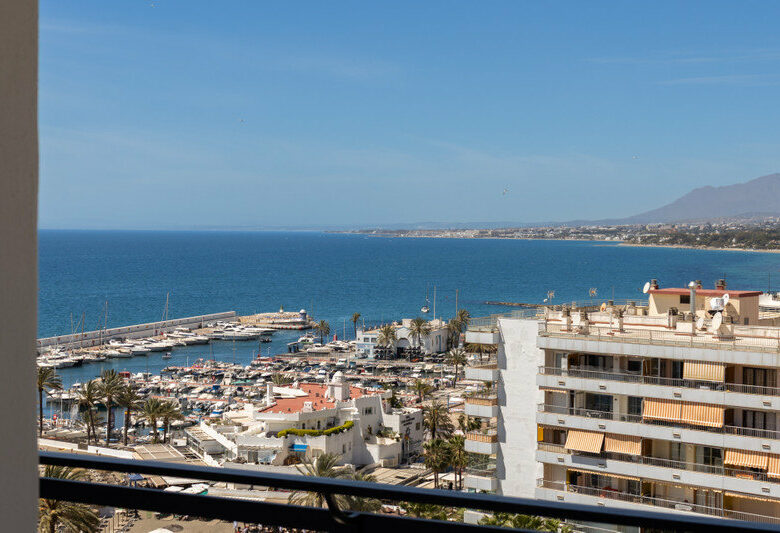 FOR SALE 🏡 Renovated Beachfront Apartment with Rental Licence, Five Minutes from the Old Town – Marbella Centro, Marbella 🇪🇸