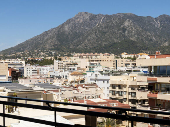 FOR SALE 🏡 Renovated Beachfront Apartment with Rental Licence, Five Minutes from the Old Town – Marbella Centro, Marbella 🇪🇸