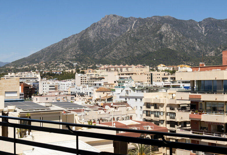 FOR SALE 🏡 Renovated Beachfront Apartment with Rental Licence, Five Minutes from the Old Town – Marbella Centro, Marbella 🇪🇸