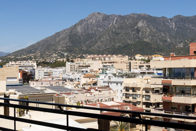 FOR SALE 🏡 Renovated Beachfront Apartment with Rental Licence, Five Minutes from the Old Town – Marbella Centro, Marbella 🇪🇸
