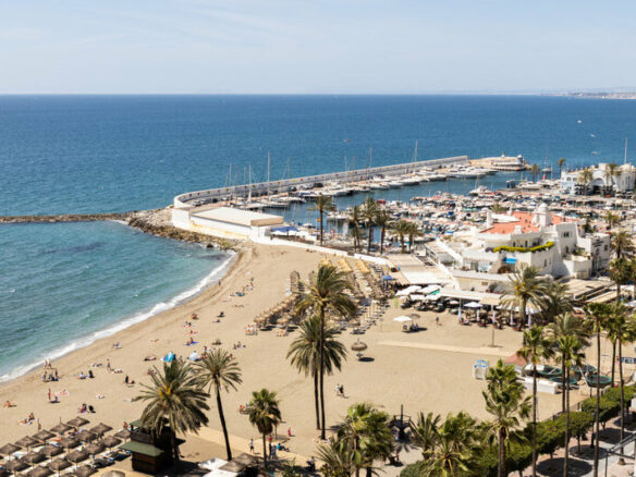 FOR SALE 🏡 Renovated Beachfront Apartment with Rental Licence, Five Minutes from the Old Town – Marbella Centro, Marbella 🇪🇸