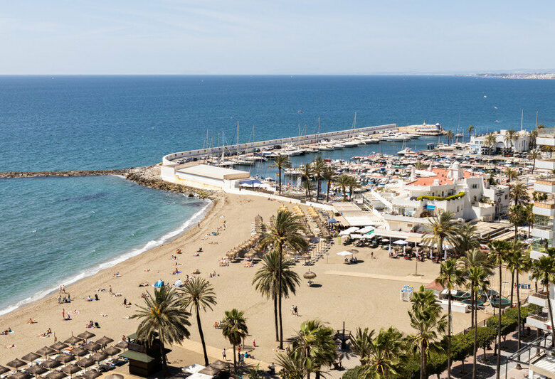 FOR SALE 🏡 Renovated Beachfront Apartment with Rental Licence, Five Minutes from the Old Town – Marbella Centro, Marbella 🇪🇸