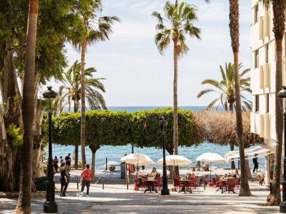 FOR SALE 🏡 Renovated Beachfront Apartment with Rental Licence, Five Minutes from the Old Town – Marbella Centro, Marbella 🇪🇸