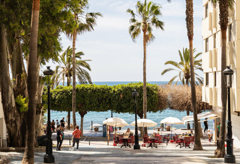 FOR SALE 🏡 Renovated Beachfront Apartment with Rental Licence, Five Minutes from the Old Town – Marbella Centro, Marbella 🇪🇸