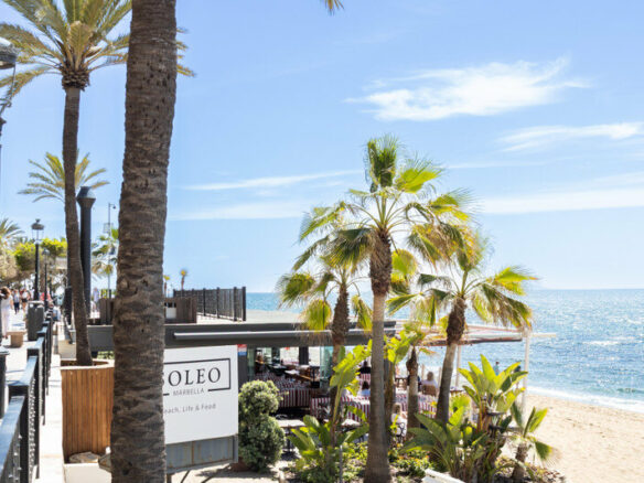 FOR SALE 🏡 Renovated Beachfront Apartment with Rental Licence, Five Minutes from the Old Town – Marbella Centro, Marbella 🇪🇸