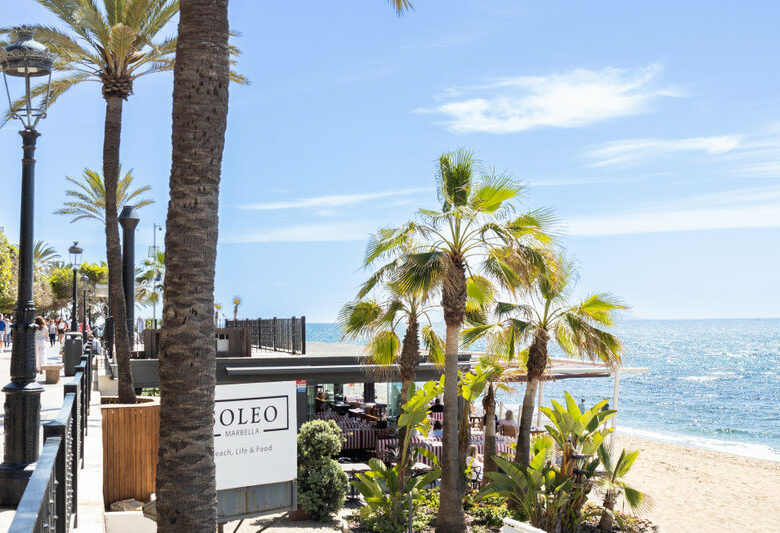FOR SALE 🏡 Renovated Beachfront Apartment with Rental Licence, Five Minutes from the Old Town – Marbella Centro, Marbella 🇪🇸