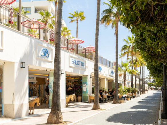 FOR SALE 🏡 Renovated Beachfront Apartment with Rental Licence, Five Minutes from the Old Town – Marbella Centro, Marbella 🇪🇸