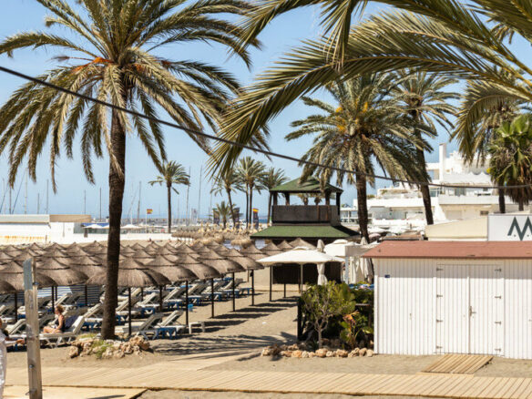 FOR SALE 🏡 Renovated Beachfront Apartment with Rental Licence, Five Minutes from the Old Town – Marbella Centro, Marbella 🇪🇸