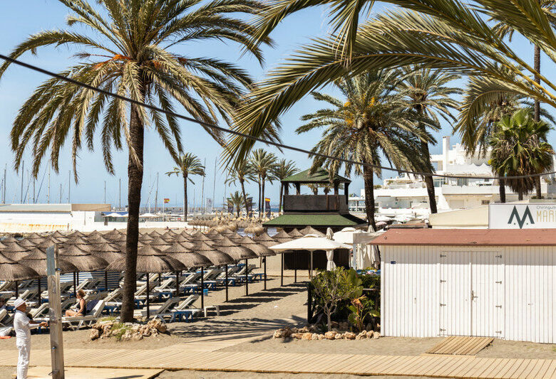 FOR SALE 🏡 Renovated Beachfront Apartment with Rental Licence, Five Minutes from the Old Town – Marbella Centro, Marbella 🇪🇸
