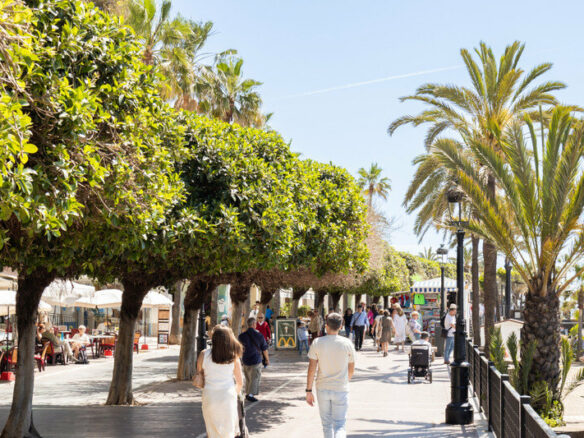 FOR SALE 🏡 Renovated Beachfront Apartment with Rental Licence, Five Minutes from the Old Town – Marbella Centro, Marbella 🇪🇸