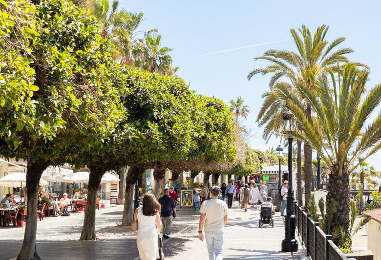 FOR SALE 🏡 Renovated Beachfront Apartment with Rental Licence, Five Minutes from the Old Town – Marbella Centro, Marbella 🇪🇸