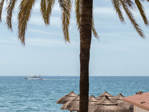 FOR SALE 🏡 Renovated Beachfront Apartment with Rental Licence, Five Minutes from the Old Town – Marbella Centro, Marbella 🇪🇸