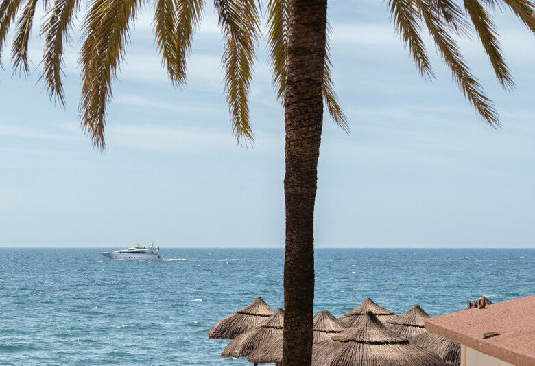 FOR SALE 🏡 Renovated Beachfront Apartment with Rental Licence, Five Minutes from the Old Town – Marbella Centro, Marbella 🇪🇸