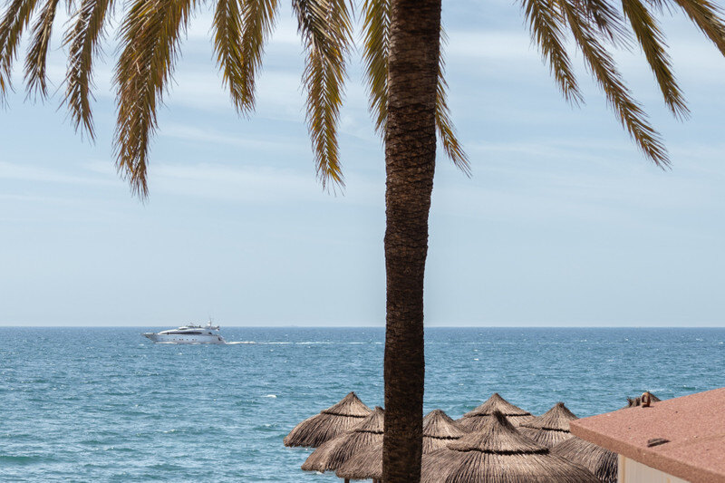 FOR SALE 🏡 Renovated Beachfront Apartment with Rental Licence, Five Minutes from the Old Town – Marbella Centro, Marbella 🇪🇸