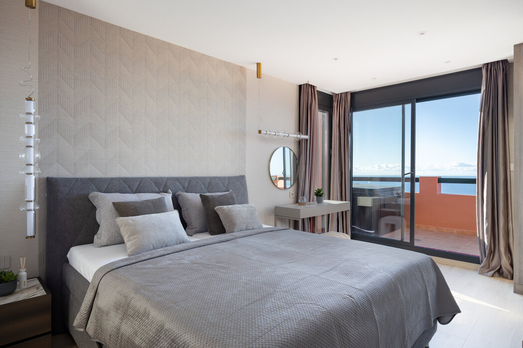 FOR SALE 🏡 Three-Bedroom Residence with 270° Sea Views, Two Terraces and Jacuzzi – Calahonda, Mijas Costa 🇪🇸