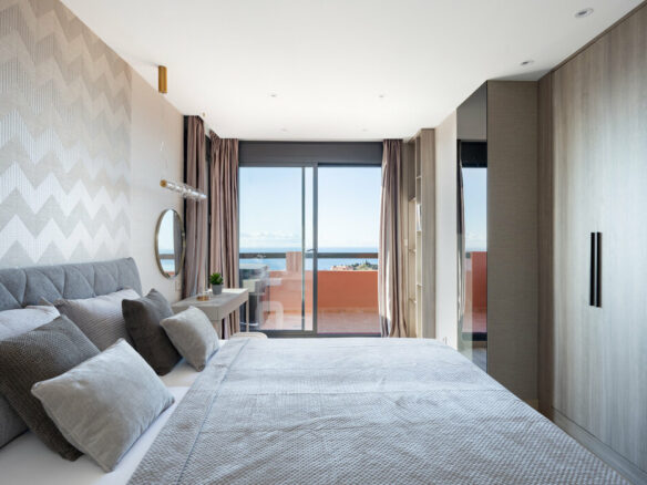 FOR SALE 🏡 Three-Bedroom Residence with 270° Sea Views, Two Terraces and Jacuzzi – Calahonda, Mijas Costa 🇪🇸