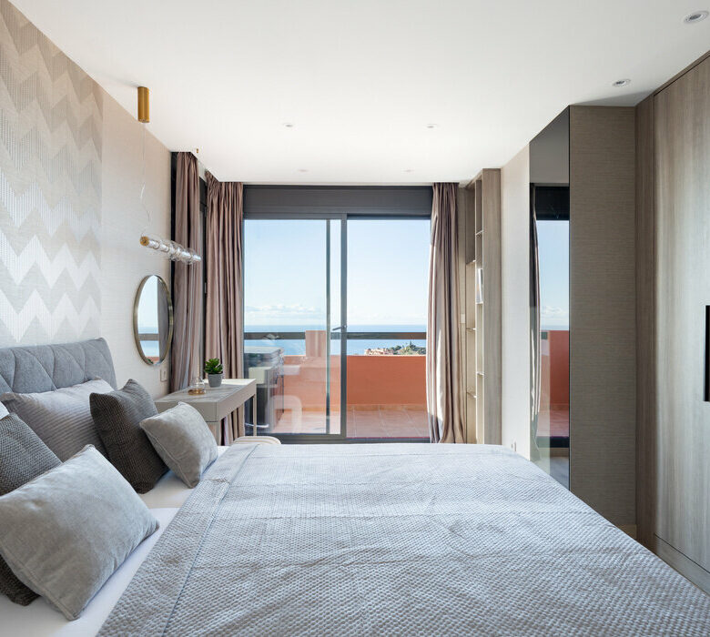 FOR SALE 🏡 Three-Bedroom Residence with 270° Sea Views, Two Terraces and Jacuzzi – Calahonda, Mijas Costa 🇪🇸