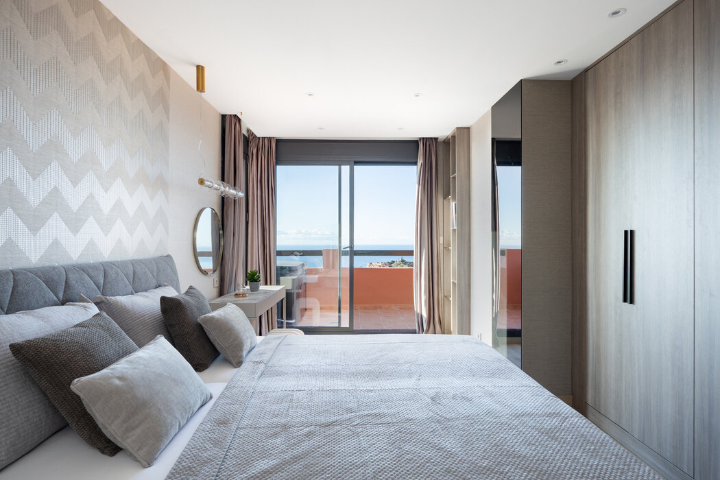 FOR SALE 🏡 Three-Bedroom Residence with 270° Sea Views, Two Terraces and Jacuzzi – Calahonda, Mijas Costa 🇪🇸