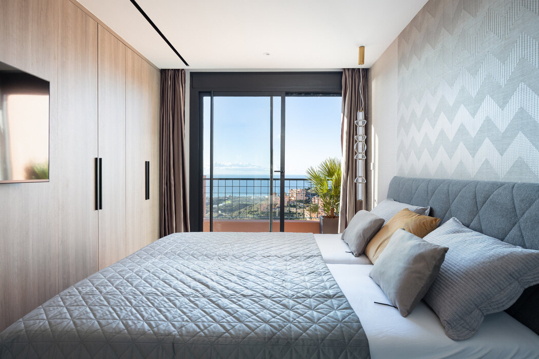 FOR SALE 🏡 Three-Bedroom Residence with 270° Sea Views, Two Terraces and Jacuzzi – Calahonda, Mijas Costa 🇪🇸