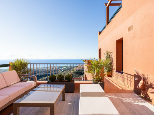 FOR SALE 🏡 Three-Bedroom Residence with 270° Sea Views, Two Terraces and Jacuzzi – Calahonda, Mijas Costa 🇪🇸