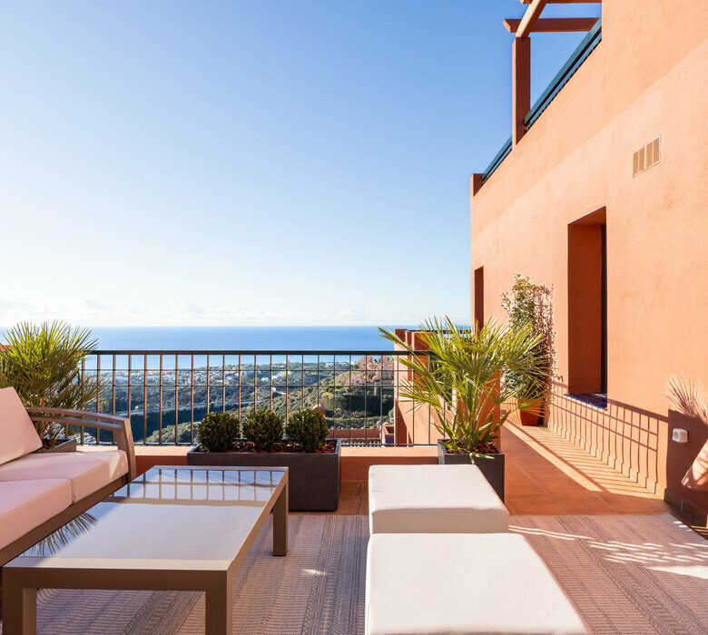 FOR SALE 🏡 Three-Bedroom Residence with 270° Sea Views, Two Terraces and Jacuzzi – Calahonda, Mijas Costa 🇪🇸