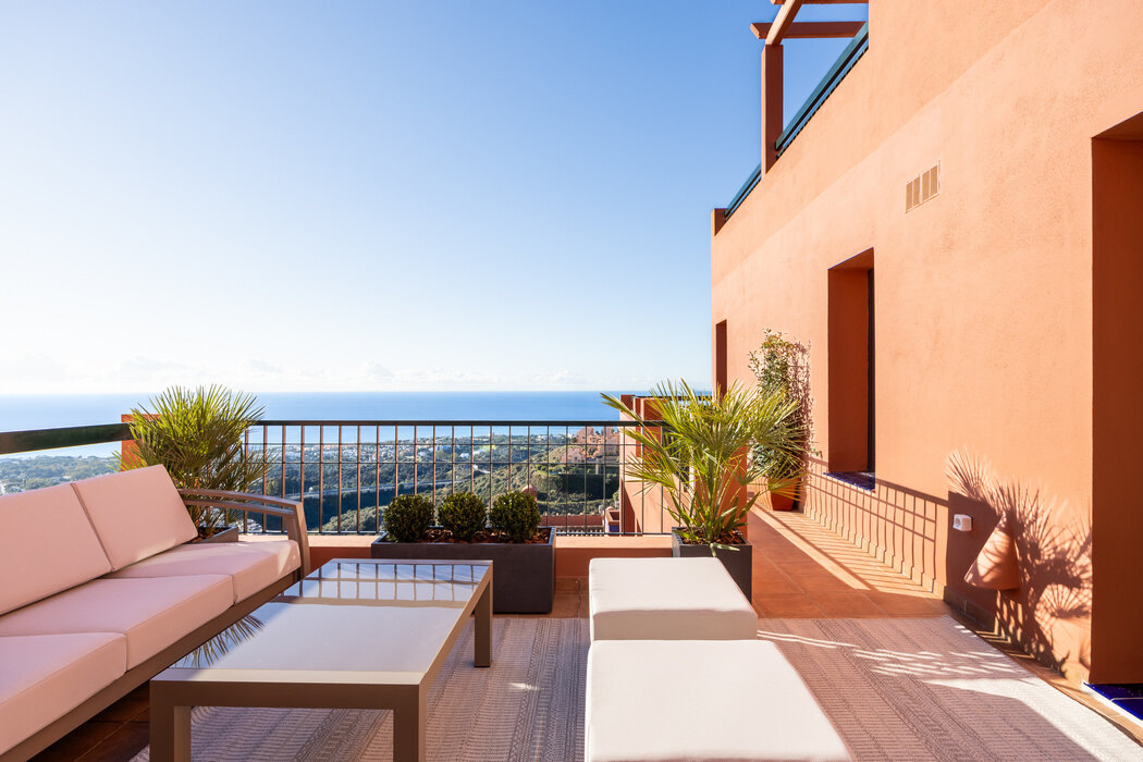 FOR SALE 🏡 Three-Bedroom Residence with 270° Sea Views, Two Terraces and Jacuzzi – Calahonda, Mijas Costa 🇪🇸