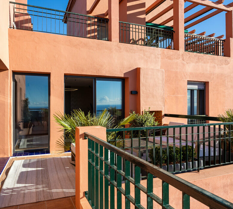 FOR SALE 🏡 Three-Bedroom Residence with 270° Sea Views, Two Terraces and Jacuzzi – Calahonda, Mijas Costa 🇪🇸