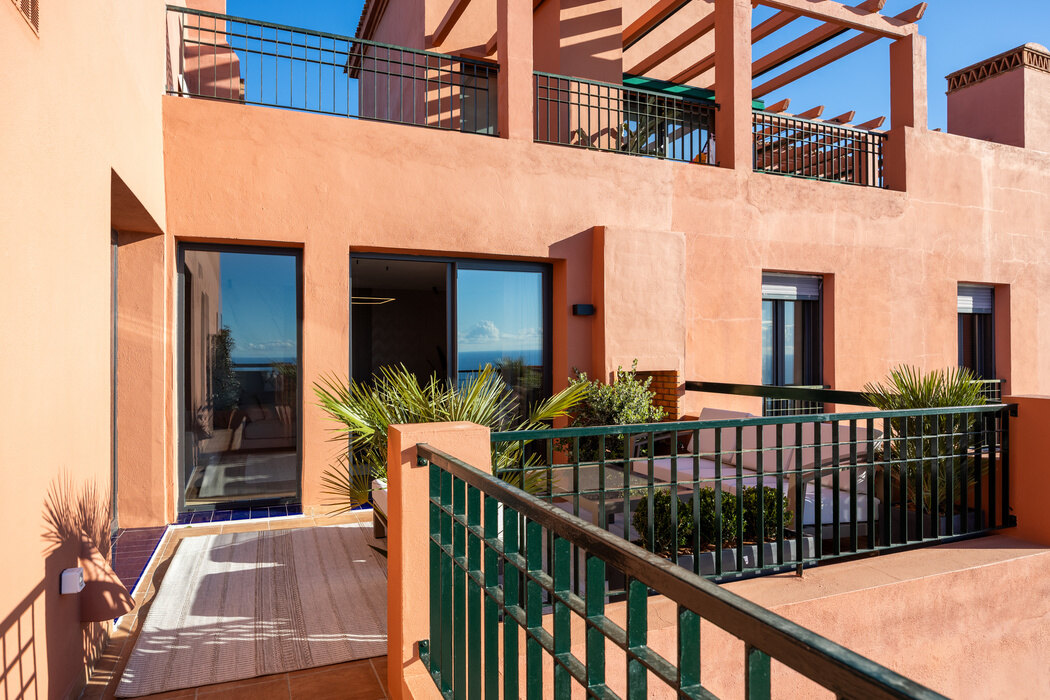 FOR SALE 🏡 Three-Bedroom Residence with 270° Sea Views, Two Terraces and Jacuzzi – Calahonda, Mijas Costa 🇪🇸