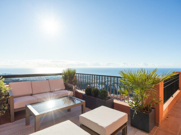 FOR SALE 🏡 Three-Bedroom Residence with 270° Sea Views, Two Terraces and Jacuzzi – Calahonda, Mijas Costa 🇪🇸