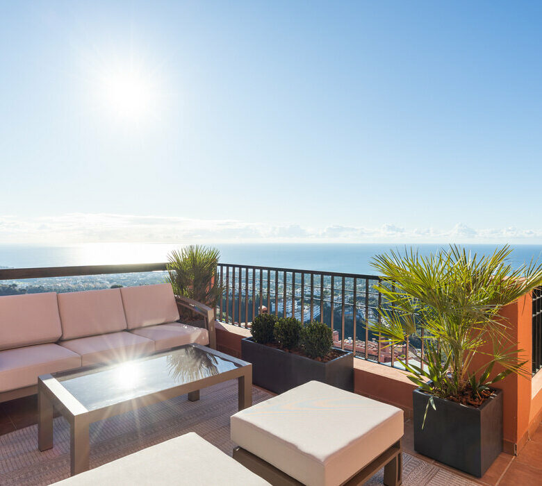 FOR SALE 🏡 Three-Bedroom Residence with 270° Sea Views, Two Terraces and Jacuzzi – Calahonda, Mijas Costa 🇪🇸