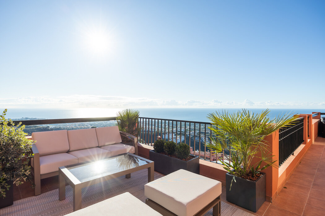 FOR SALE 🏡 Three-Bedroom Residence with 270° Sea Views, Two Terraces and Jacuzzi – Calahonda, Mijas Costa 🇪🇸