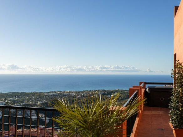 FOR SALE 🏡 Three-Bedroom Residence with 270° Sea Views, Two Terraces and Jacuzzi – Calahonda, Mijas Costa 🇪🇸