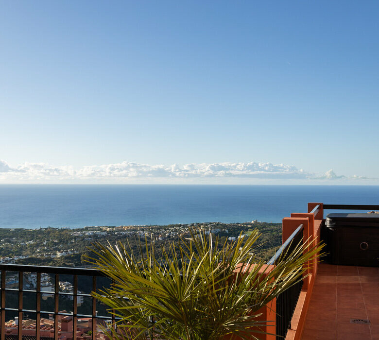 FOR SALE 🏡 Three-Bedroom Residence with 270° Sea Views, Two Terraces and Jacuzzi – Calahonda, Mijas Costa 🇪🇸