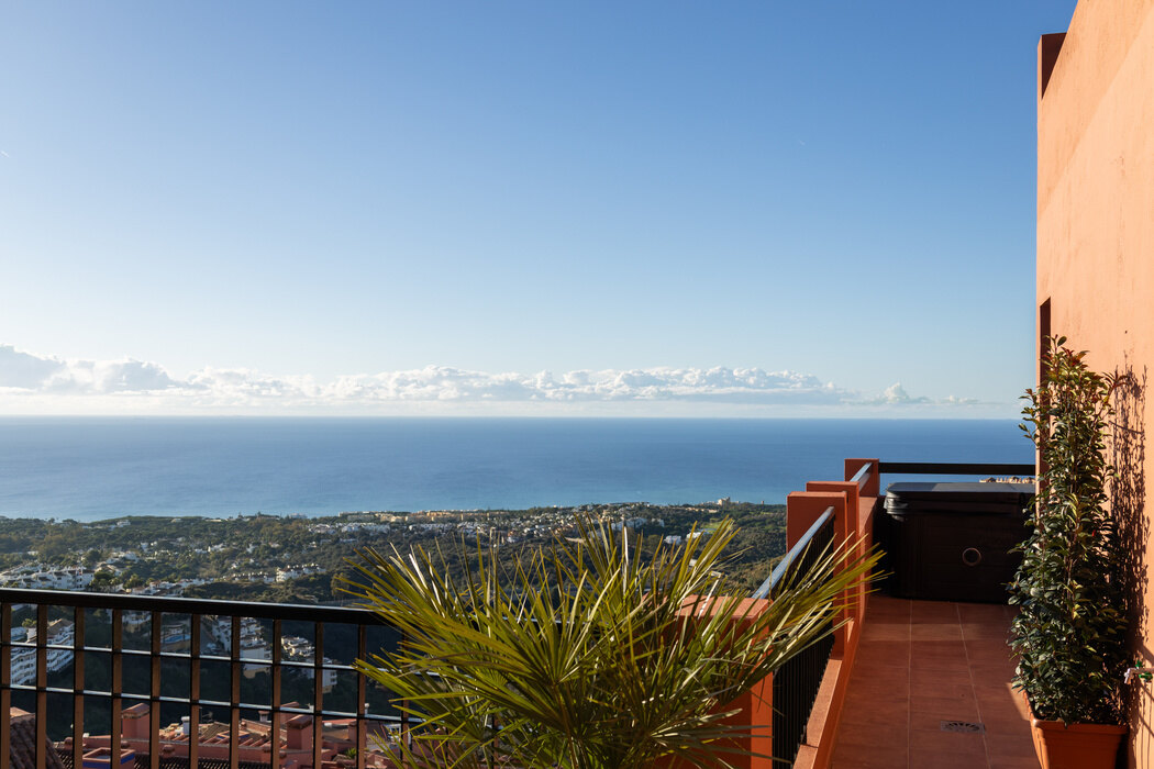 FOR SALE 🏡 Three-Bedroom Residence with 270° Sea Views, Two Terraces and Jacuzzi – Calahonda, Mijas Costa 🇪🇸