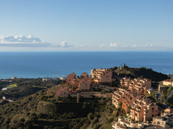 FOR SALE 🏡 Three-Bedroom Residence with 270° Sea Views, Two Terraces and Jacuzzi – Calahonda, Mijas Costa 🇪🇸