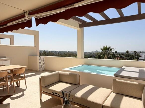 FOR SALE 🏡 Refurbished Three-Bedroom Apartment with Panoramic Sea Views – Nueva Andalucía, Marbella 🇪🇸