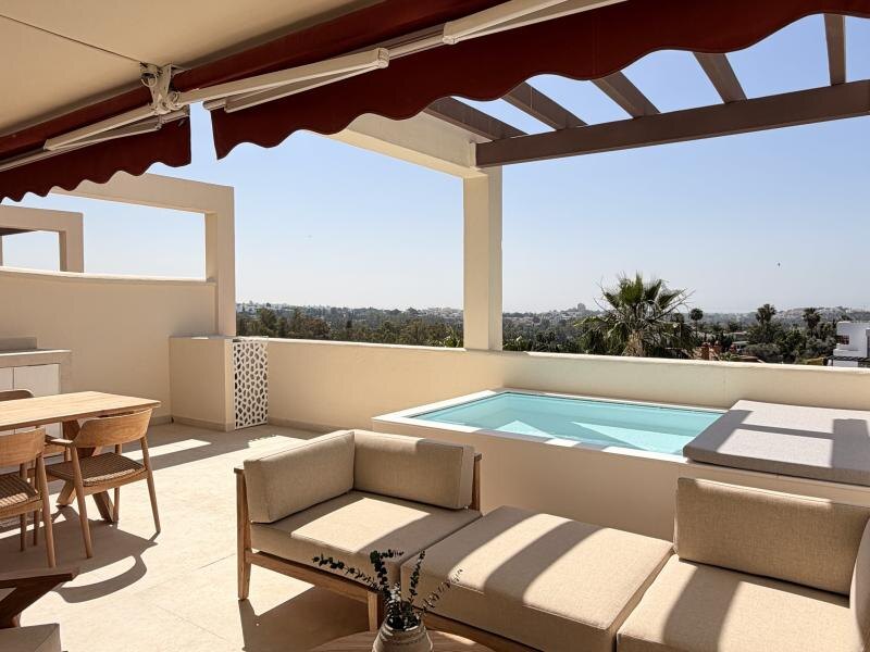 FOR SALE 🏡 Refurbished Three-Bedroom Apartment with Panoramic Sea Views – Nueva Andalucía, Marbella 🇪🇸