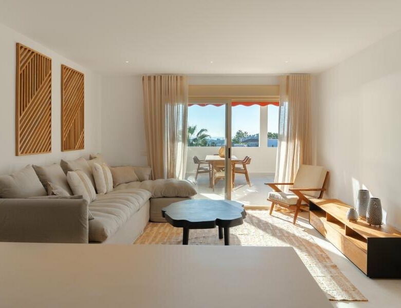 FOR SALE 🏡 Refurbished Three-Bedroom Apartment with Panoramic Sea Views – Nueva Andalucía, Marbella 🇪🇸