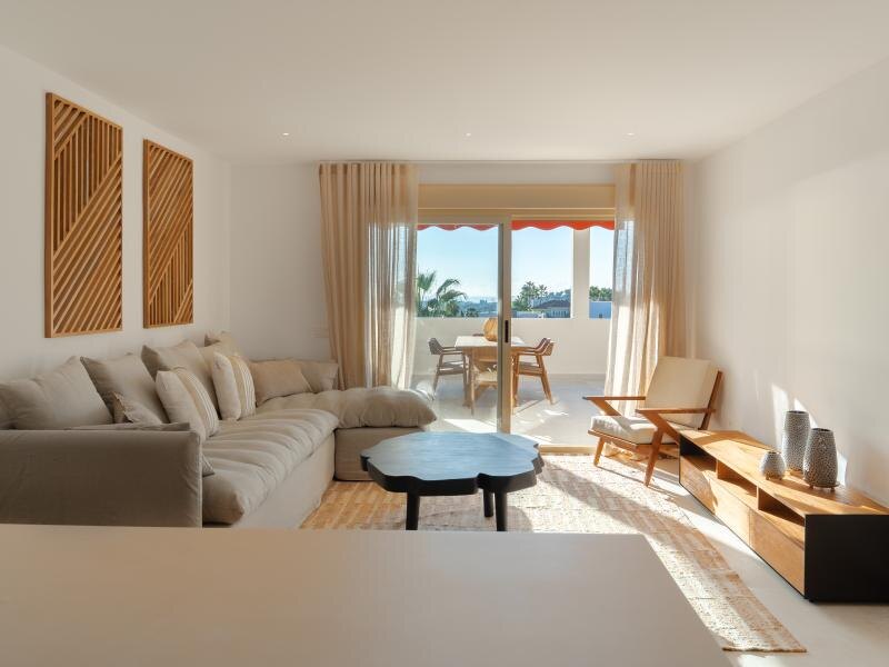 FOR SALE 🏡 Refurbished Three-Bedroom Apartment with Panoramic Sea Views – Nueva Andalucía, Marbella 🇪🇸