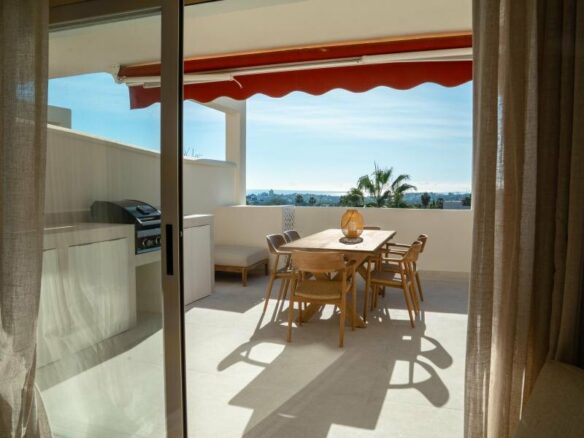 FOR SALE 🏡 Refurbished Three-Bedroom Apartment with Panoramic Sea Views – Nueva Andalucía, Marbella 🇪🇸