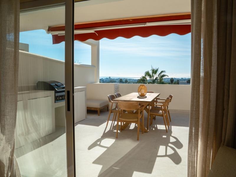 FOR SALE 🏡 Refurbished Three-Bedroom Apartment with Panoramic Sea Views – Nueva Andalucía, Marbella 🇪🇸