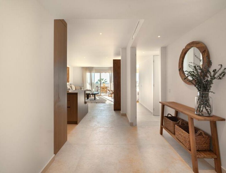 FOR SALE 🏡 Refurbished Three-Bedroom Apartment with Panoramic Sea Views – Nueva Andalucía, Marbella 🇪🇸