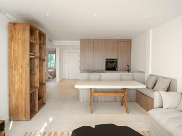 FOR SALE 🏡 Refurbished Three-Bedroom Apartment with Panoramic Sea Views – Nueva Andalucía, Marbella 🇪🇸