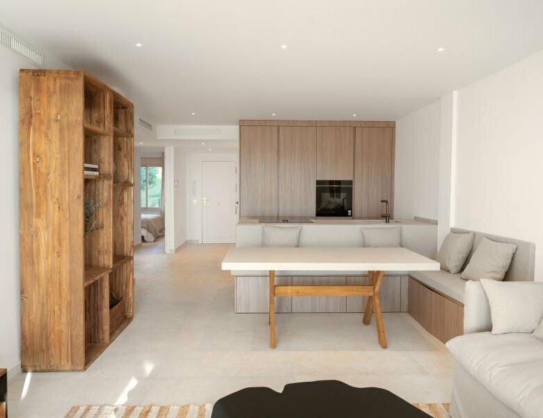 FOR SALE 🏡 Refurbished Three-Bedroom Apartment with Panoramic Sea Views – Nueva Andalucía, Marbella 🇪🇸