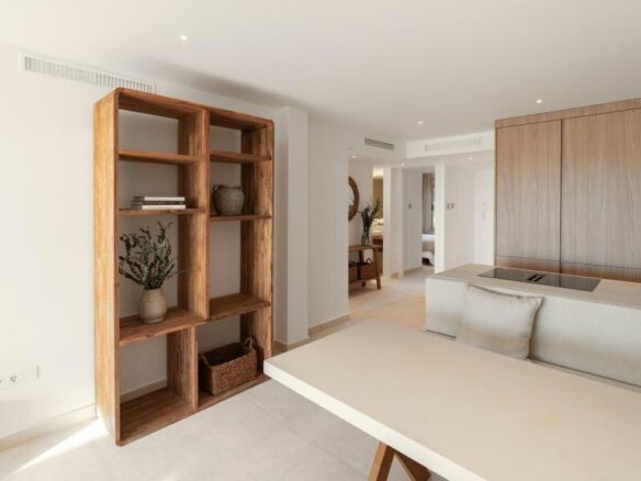 FOR SALE 🏡 Refurbished Three-Bedroom Apartment with Panoramic Sea Views – Nueva Andalucía, Marbella 🇪🇸
