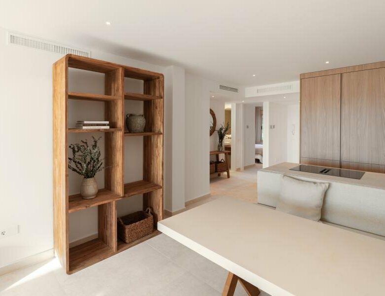 FOR SALE 🏡 Refurbished Three-Bedroom Apartment with Panoramic Sea Views – Nueva Andalucía, Marbella 🇪🇸