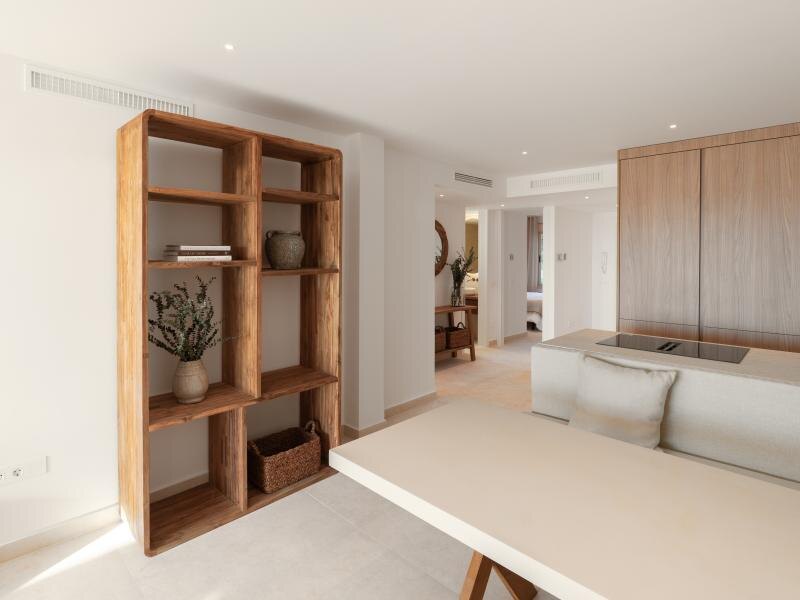 FOR SALE 🏡 Refurbished Three-Bedroom Apartment with Panoramic Sea Views – Nueva Andalucía, Marbella 🇪🇸