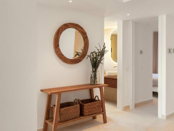 FOR SALE 🏡 Refurbished Three-Bedroom Apartment with Panoramic Sea Views – Nueva Andalucía, Marbella 🇪🇸