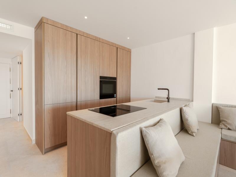 FOR SALE 🏡 Refurbished Three-Bedroom Apartment with Panoramic Sea Views – Nueva Andalucía, Marbella 🇪🇸