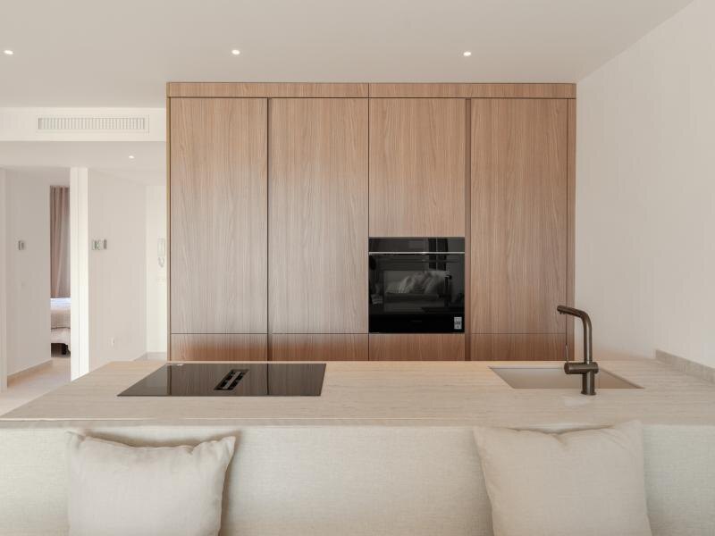 FOR SALE 🏡 Refurbished Three-Bedroom Apartment with Panoramic Sea Views – Nueva Andalucía, Marbella 🇪🇸